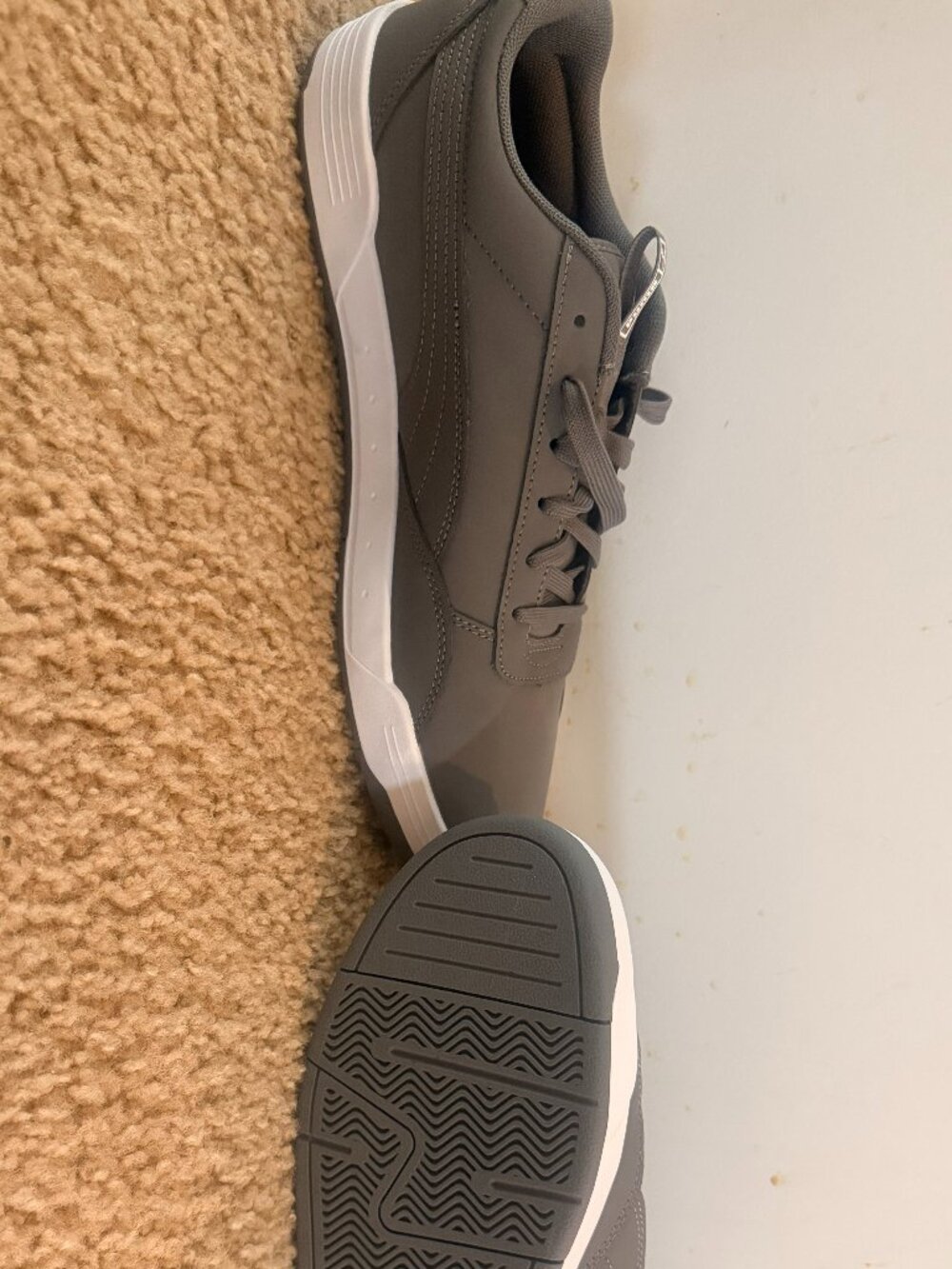 Puma Sneakers Men’s Size 11 Gray White Casual Shoes NEW Never Worn